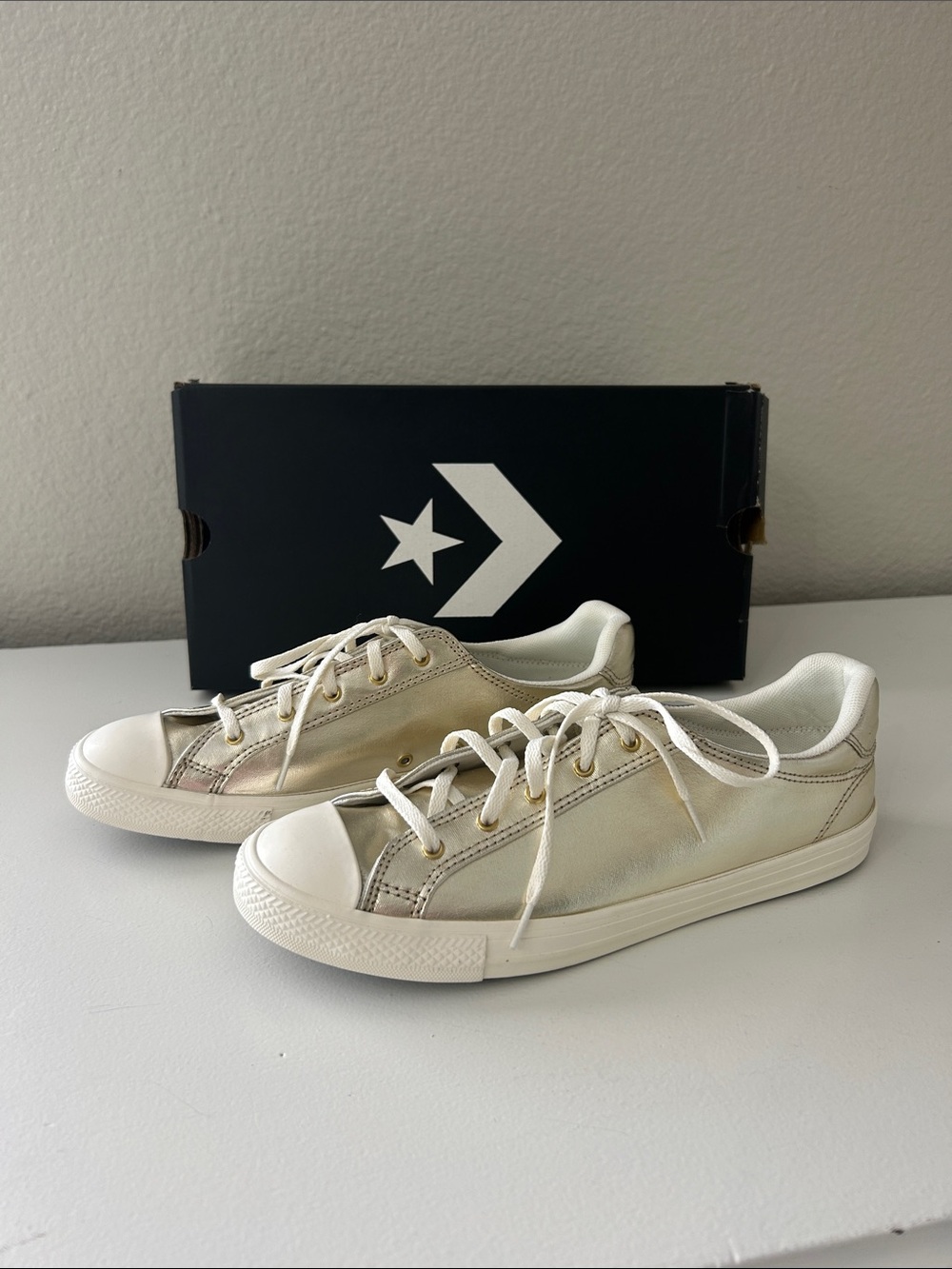 Chuck Taylor All-Star Converse Lucky Low-Top Metallic Sneakers, size 9.5, NIB